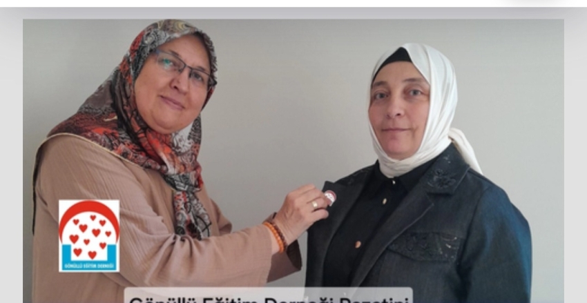Avukat Emine Ataş Akbal'ın rozetini Hasibe Bayraktar Taktı