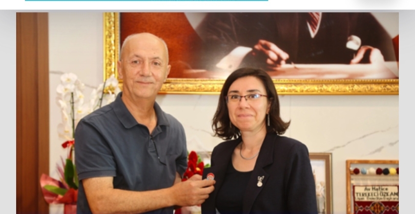 Uşak Belediye Başkan Vekili Gönüllü Eğitim Derneği Rozeti Taktı